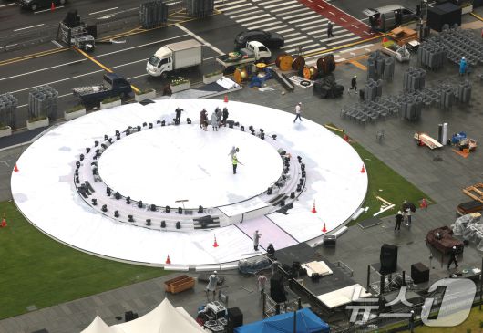13일 서울 광화문 광장에 '광복 80년, 국민주권으로 미래를 세우다' 주제로 열리는 국민대축제 무대가 설치되어 있다. 2025.8.13/뉴스1 ⓒ News1 임세영 기자