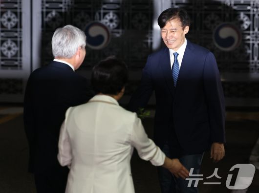 이재명 정부 첫 특별사면·복권 대상에 오른 조국 전 조국혁신당 대표가 15일 새벽 구로구 서울남부구치소를 나서며 김선민 대표 권한대행, 서왕진 원내대표와 인사하고 있다. 2025.8.15/뉴스1 ⓒ News1 구윤성 기자