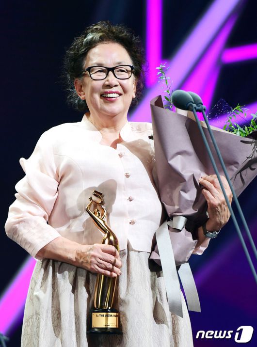 배우 나문희가 27일 오후 서울 경희대학교 평화의전당에서 열린 '제1회 더 서울어워즈' 시상식에 참석해 영화 여우주연상을 받은 뒤 소감을 말하고 있다. 2017.10.27/뉴스1 사진=더 서울어워즈 ⓒ News1 권현진 기자