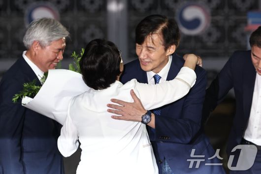 이재명 정부 첫 특별사면·복권 대상에 오른 조국 전 조국혁신당 대표가 15일 새벽 구로구 서울남부구치소를 나와 김선민 조국혁신당 대표와 인사를 나누고 있다. 2025.8.15/뉴스1 ⓒ News1 구윤성 기자