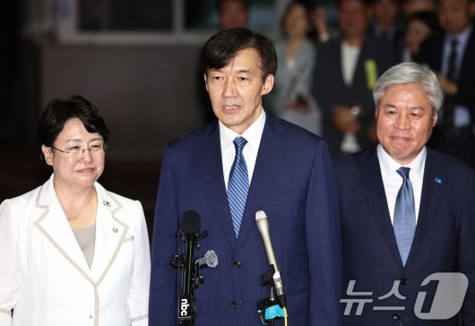 이재명 정부 첫 특별사면·복권 대상에 오른 조국 전 조국혁신당 대표가 15일 새벽 구로구 서울남부구치소를 나서며 소회를 밝히고 있다. 2025.8.15/뉴스1 ⓒ News1 구윤성 기자