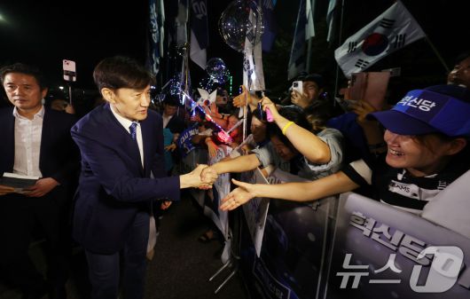 조국혁신당 조국 전 대표가 15일 서울 구로구 남부교도소에서 광복절 특별사면·복권 조치로 출소하며 지지자들과 인사하고 있다. (공동취재) 2025.8.15/뉴스1 ⓒ News1 구윤성 기자