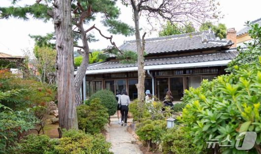 군산 신흥동 일본식 가옥. 일제강점기에 군산에서 포목점과 소규모 농장을 운영하며 군산부협의회 의원을 지낸 일본인이 건립한 일본식 2층 목조 가옥이다.(한국관광공사 제공)