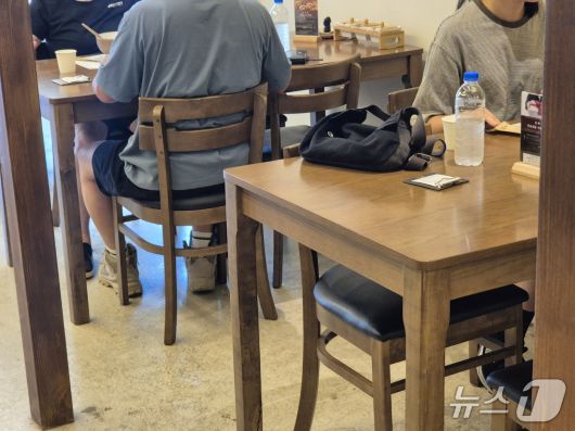 16일 점심시간 강원 강릉 임당동의 한 식당 손님상에 500mL생수가 제공된 모습. 이 식당은 수돗물을 정수해 쓰는 정수기 사용을 중단했다. 2025.8.16/뉴스1 윤왕근 기자