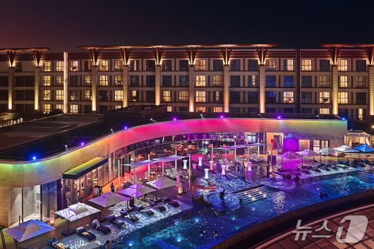 제주신화월드 신화관 '스카이 풀'(제주신화월드 제공)