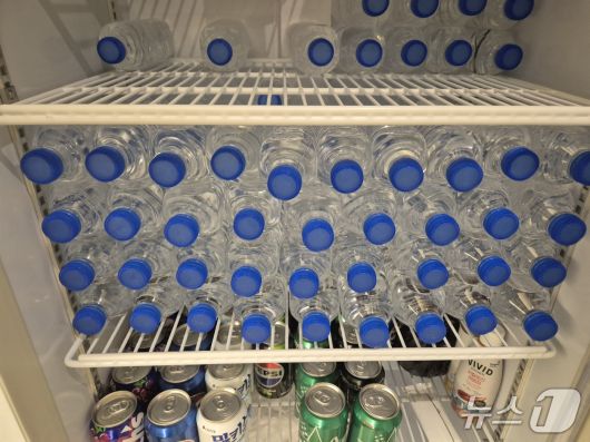 16일 점심시간 강원 강릉 임당동의 한 식당 냉장고에 손님상에 나갈 생수가 가득 채워져 있다. 2025.8.16/뉴스1 윤왕근 기자