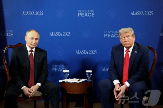 도널드 트럼프 미국 대통령과 블라디미르 푸틴 러시아 대통령이 15일(현지시간) 미국 알래스카 앵커리지에 마련된 회담장에서 우크라이나 전쟁 종식을 위한 본격적인 협상에 앞서 잠시 사진 촬영에 응하고 있다. 2025.08.15. ⓒ 로이터=뉴스1 ⓒ News1 류정민 특파원