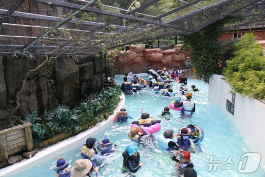 4계절 언제나 따뜻한 국내 최대 규모의 실내 파도풀(롯데워터파크 제공)