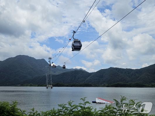 17일 낮 12시쯤 강원 춘천 삼천동 삼악산 주변에서 관광객들이 케이블카를 타고 이동하고 있다.2025.8.17 한귀섭 기자