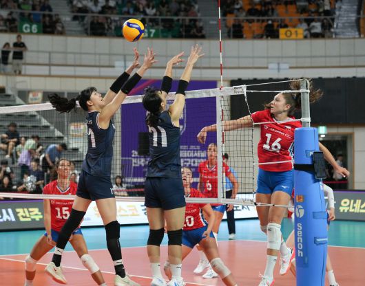 체코의 공격을 블로킹하고 있는 한국여자배구대표팀(대한배구협회 제공)