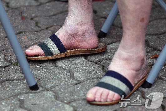 17일 서울 마포구 창전동의 한 아파트에서 화재가 발생해 대피한 주민의 발에 그을음이 묻어 있다  2025.8.17/뉴스1 ⓒ News1 황기선 기자