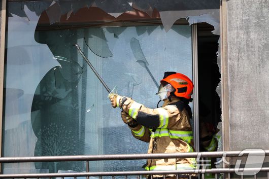 17일 서울 마포구 창전동의 한 아파트에서 화재가 발생해 소방대원이 유리창을 철거하고 있다.  2025.8.17/뉴스1 ⓒ News1 황기선 기자