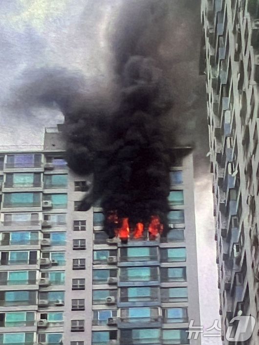 17일 오전 서울 마포구 창전동의 한 아파트 에서 화재가 발생해 불길이 번지고 있다.  (독자 제공. 재판매 및 DB 금지) 2025.8.17/뉴스1