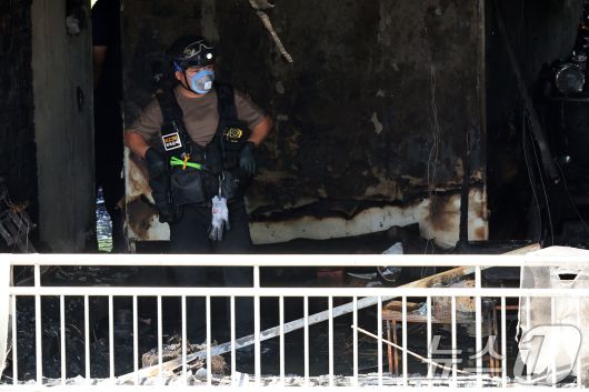 17일 오전 서울 마포구 창전동의 한 아파트에서 화재가 발생해 과학수사대 대원이 현장점검을 하고 있다.  2025.8.17/뉴스1 ⓒ News1 황기선 기자