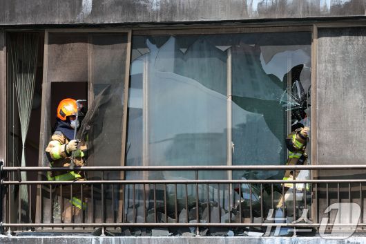 17일 서울 마포구 창전동의 한 아파트에서 화재가 발생해 소방대원이 유리창을 철거하고 있다.  2025.8.17/뉴스1 ⓒ News1 황기선 기자