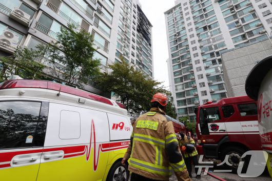 17일 서울 마포구 창전동의 한 아파트에서 화재가 발생해 소방차가 출동해 있다.  2025.8.17/뉴스1 ⓒ News1 황기선 기자