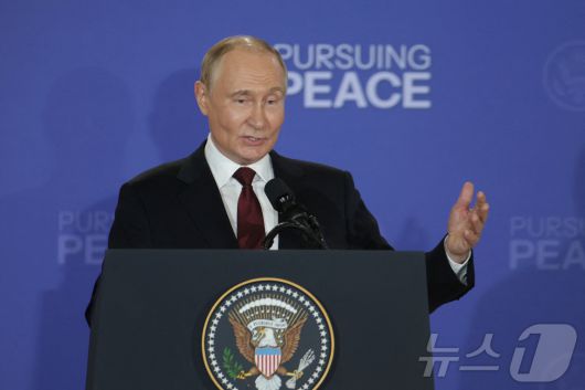 블라디미르 푸틴 러시아 대통령이 15일 알래스카주 앵커리지의 엘먼도프-리처드슨 합동기지에서 도널드 트럼프 미국 대통령과 회담한 뒤 공동 기자회견을 하고 있다. 2025.8.15 ⓒ 로이터=뉴스1 ⓒ News1 강민경 기자