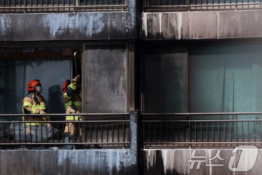 17일 오전 서울 마포구 창전동의 한 아파트에서 화재가 발생해 소방대원이 유리창을 철거하고 있다.  2025.8.17/뉴스1 ⓒ News1 황기선 기자