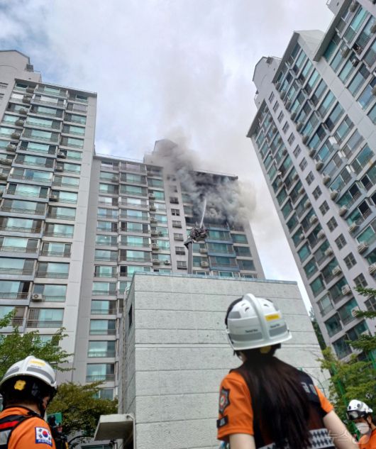 17일 오전 서울 마포구 창전동의 한 20층짜리 아파트 14층에서 화재가 발생, 소방대원들이 진화 작업을 벌이고 있다. (독자 제공. 재판매 및 DB 금지) 2025.8.17/뉴스1