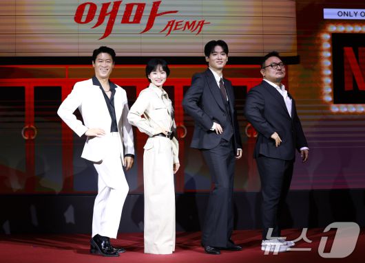 배우 진선규(왼쪽부터)와 방효린, 조현철, 이해영 감독이 18일 오전 서울 중구 호텔나루서울엠갤러리에서 열린 넷플릭스 시리즈 '애마' 제작발표회에 참석해 포즈를 취하고 있다. '애마'는 1980년대 한국을 강타한 에로영화의 탄생 과정 속, 화려한 스포트라이트에 가려진 어두운 현실에 용감하게 맞짱 뜨는 톱스타 '희란'(이하늬 분)과 신인 배우 '주애'(방효린 분)의 이야기를 그린 작품이다. 2025.8.18/뉴스1 ⓒ News1 권현진 기자