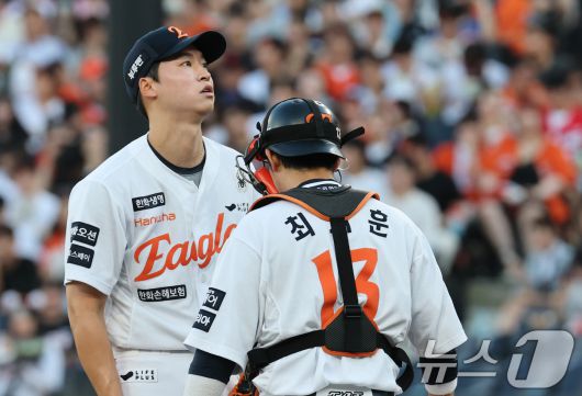 9일 오후 대전 한화생명 볼파크에서 열린 프로야구 '2025 신한 SOL뱅크 KBO 리그' 기아 타이거즈와 한화 이글스 경기에서 한화 선발투수 엄상백이 실점 위기 상황에 최재훈 포수와 논의하고 있다. 2025.7.9/뉴스1 ⓒ News1 김기태 기자