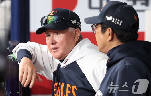 한화 김경문 감독과 양상문 투수코치가 11일 서울 구로구 고척스카이돔에서 열린 '2025 신한 SOL뱅크 KBO리그' 한화 이글스와 키움 히어로즈의 경기에서 대화하고 있다. 2025.5.11/뉴스1 ⓒ News1 김성진 기자