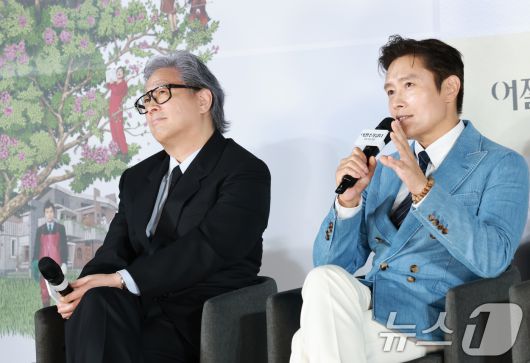 배우 이병헌(오른쪽)이 19일 오전 서울 용산구 CGV용산아이파크몰에서 열린 영화 ‘여쩔수가없다’ 제작보고회에 참석해 박찬욱 감독과의 호흡에 대해 이야기 하고 있다. ‘어쩔수가없다'는 '다 이루었다'고 느낄 만큼 삶이 만족스러웠던 회사원 만수(이병헌 분)가 덜컥 해고된 후, 아내와 두 자식을 지키기 위해 어렵게 장만한 집을 지켜내기 위해 재취업을 향한 자신만의 전쟁을 준비하며 벌어지는 이야기를 그렸다. 2025.8.19/뉴스1 ⓒ News1 권현진 기자