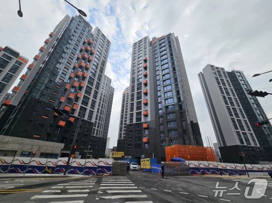 18일 서울 강동구 옛 성매매 집결지가 있던 곳에 아파트가 건설되고 있다. 2025.8.18/뉴스1 ⓒ News1 유채연 기자