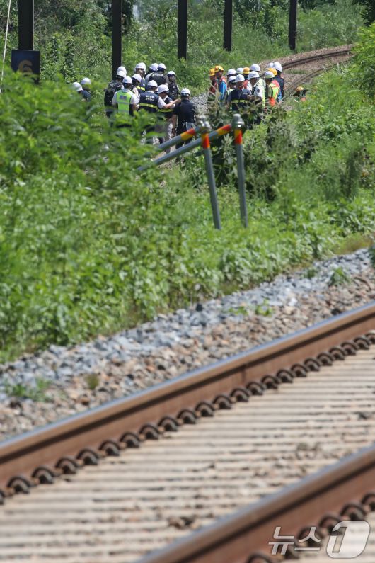 19일 오전 10시 52분쯤 경북 청도군 화양읍 삼신리 청도소싸움 경기장 인근 경부선 철로에서 마산으로 향하던 무궁화 열차가 선로에서 작업하던 근로자 7명을 치는 사고가 발생했다. 경찰과 소방, 코레일 등 관계자들이 사고 현장을 조사하고 있다. 2025.8.19/뉴스1 ⓒ News1 공정식 기자