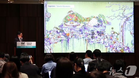 김정숙 한국화랑협회 홍보이사가 19일 서울 중구 신라호텔에서 열린 키아프 서울(Kiaf SEOUL) 프리즈 서울(FRIEZE SEOUL) 2025 공동 기자간담회에서 키아프에 대해 발표하고 있다. ⓒ 뉴스1 김명섭 기자