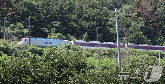 19일 오전 10시 52분쯤 경북 청도군 화양읍 삼신리 청도소싸움 경기장 인근 경부선 철로에서 마산으로 향하던 무궁화 열차가 선로에서 작업하던 근로자 7명을 치는 사고가 발생했다. 무궁화 열차가 사고로 정차해 있다. 2025.8.19/뉴스1 ⓒ News1 공정식 기자