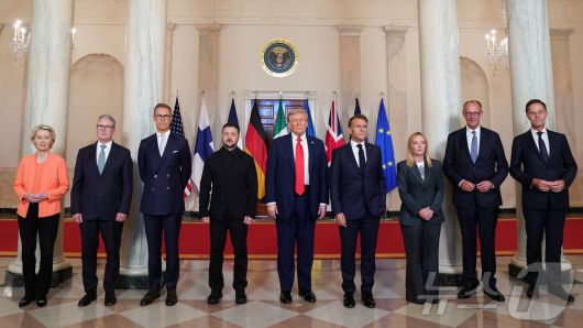 18일(현지시간) 미국 워싱턴 D.C. 백악관에서 러시아의 우크라이나 전쟁 종식을 위한 협상 직전 도널드 트럼프 미국 대통령, 볼로디미르 젤렌스키 우크라이나 대통령, 프리드리히 메르츠 독일 총리, 에마뉘엘 마크롱 프랑스 대통령, 키어 스타머 영국 총리, 조르자 멜로니 이탈리아 총리, 알렉산더 스투브 핀란드 대통령, 마르크 뤼터 북대서양조약기구(NATO) 사무총장, 우르줄라 폰데어라이엔 유럽연합(EU) 집행위원장이 함께 기념사진을 촬영하고 있다. 2025.08.18. ⓒ 로이터=뉴스1 ⓒ News1 권영미 기자