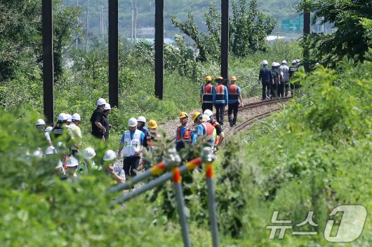 19일 오전 10시 52분쯤 경북 청도군 화양읍 삼신리 청도소싸움 경기장 인근 경부선 철로에서 마산으로 향하던 무궁화 열차가 선로에서 작업하던 근로자 7명을 치는 사고가 발생했다. 경찰과 소방, 코레일 등 관계자들이 사고 현장을 조사하고 있다. 2025.8.19/뉴스1 ⓒ News1 공정식 기자