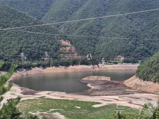 최근 극심한 가뭄을 겪고 있는 강원 강릉시 성산면 오봉리 오봉저수지와 일대 하천의 바닥이 드러나 있다. (뉴스1 DB) ⓒ News1 윤왕근 기자