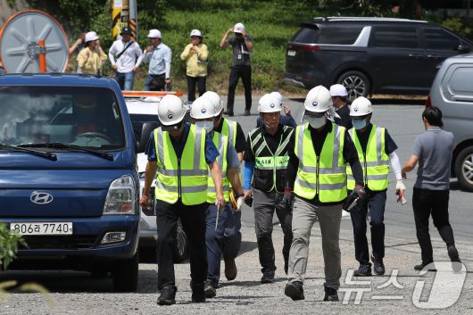 20일 오후 경북경찰청, 국립과학수사연구원, 항공철도사고조사위원회, 노동 당국 등의 관계자들이 경북 청도군 화양읍 삼신리 경부선 무궁화호 열차 사고 현장으로 향하고 있다. 2025.8.20/뉴스1 ⓒ News1 공정식 기자