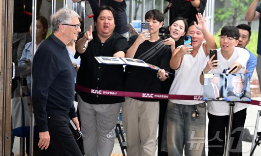 마이크로소프트(MS)의 공동창업자이자 `빌 앤드 멀린다 게이츠 재단` 이사장인 빌 게이츠가 20일 오후 서울 강서구 서울김포비즈니스항공센터를 통해 입국하고 있다. (공동취재) 2025.8.20/뉴스1 ⓒ News1 김진환 기자