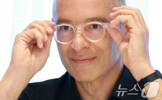 프랑스의 천재 작가 베르나르 베르베르가 20일 오후 서울 중구 앰배서더 서울 풀만 호텔에서 가진 ‘카메라의 땅’ 출간 기념 기자간담회에 참석해 안경을 고쳐쓰고 있다. '키메라의 땅 1, 2'는 핵전쟁 이후의 디스토피아적 미래를 배경으로, 새로운 지구 지배 종족인 '키메라'의 등장과 다양한 종족과의 갈등 속 인류의 운명에 질문을 던지는 이야기를 그렸다. 2025.8.20/뉴스1 ⓒ News1 권현진 기자