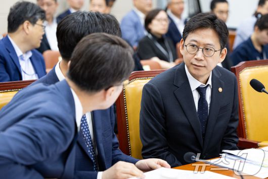 배경훈 과학기술정보통신부 장관이 20일 서울 여의도 국회에서 열린 제428회 국회(임시회) 과학기술정보방송통신위원회 제1차 전체회의에 출석해 구혁채 1차관, 류제명 2차관과 대화하고 있다. 2025.8.20/뉴스1 ⓒ News1 유승관 기자