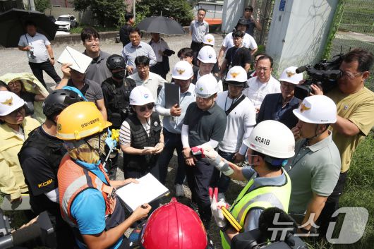 20일 오후 경북경찰청, 국립과학수사연구원, 항공철도사고조사위원회, 노동 당국 등 합동감식에 참여한 기관 관계자들이 경북 청도군 화양읍 삼신리 경부선 무궁화호 열차 사고 현장으로 들어가기 전 회의를 하고 있다. 2025.8.20/뉴스1 ⓒ News1 공정식 기자