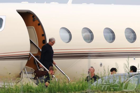 마이크로소프트(MS)의 공동창업자이자 `빌 앤드 멀린다 게이츠 재단` 이사장인 빌 게이츠가 20일 오후 서울 강서구 김포공항을 통해 입국하고 있다. (공동취재) 2025.8.20/뉴스1 ⓒ News1 김진환 기자