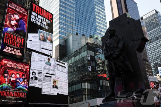 2025년 7월 23일 뉴욕시 타임스 스퀘어에 '엡스타인 파일' 공개를 요구하는 광고가 게재돼 있다. ⓒ 로이터=뉴스1