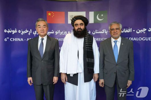 왕이 중국 외교부장, 말라위 아미르 칸 무타키 아프가니스탄 외교장관, 이샤크 다르 파키스탄 부총리 겸 외무장관이 20일 아프간 카불에서 제6차 3자 외교장관 대화를 개최했다. (사진출처=중국 외교부 홈페이지)