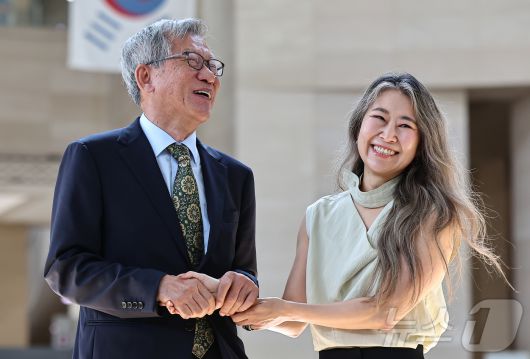 유홍준 국립중앙박물관장과 넷플릭스 애니메이션 영화 '케이팝 데몬 헌터스'의 메기 강 감독이 21일 서울 용산구 국립중앙박물관에서 만나 인사를 나누고 있다. 2025.8.21/뉴스1 ⓒ News1 김도우 기자