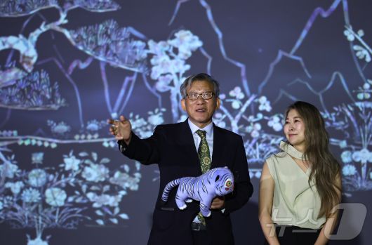 유홍준 국립중앙박물관장과 넷플릭스 애니메이션 영화 '케이팝 데몬 헌터스'의 메기 강 감독이 21일 서울 용산구 국립중앙박물관에서 전시장을 둘러보고 있다. 2025.8.21/뉴스1 ⓒ News1 김도우 기자