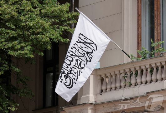 러시아가 3일(현지시간) 아프가니스탄의 탈레반 정부를 공식 인정했다. 모스크바에 있는 아프간 대사관에도 탈레반이 채택한 국기가 걸려있다. 2025. 07. 03. ⓒ 로이터=뉴스1 ⓒ News1 양은하 기자