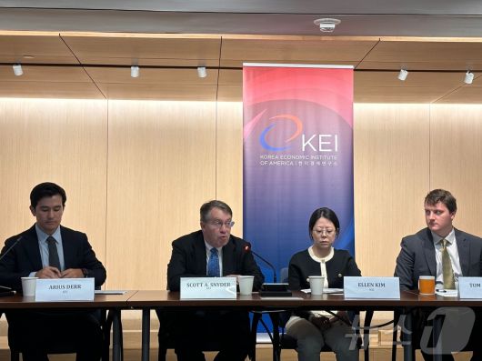 21일(현지시간) 스콧 스나이더(왼쪽에서 두 번째) 한미경제연구소(KEI) 소장이 워싱턴DC에서 연 간담회에서 한미 정상회담 주요 의제 등에 대해 전망하고 있다. 2025.08.21. ⓒ News1 류정민 특파원