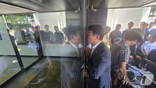 22일 독립기념관 겨레누리관에서 더불어민주당 문진석 의원이 닫힌 문 사이로 기념관 관계자에게 출입문 개방을 요구하고 있다. 2025.8.22. /뉴스1ⓒNews1 이시우 기자