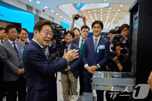 이재명 대통령이 20일 울산 울주군 울산전시컨벤션센터에서 열린 인공지능(AI) 글로벌 협력 기업 간담회 뒤 AI 제품·서비스 시연을 참관하고 있다. (대통령실 제공. 재판매 및 DB 금지) 2025.6.20/뉴스1 ⓒ News1 박지혜 기자