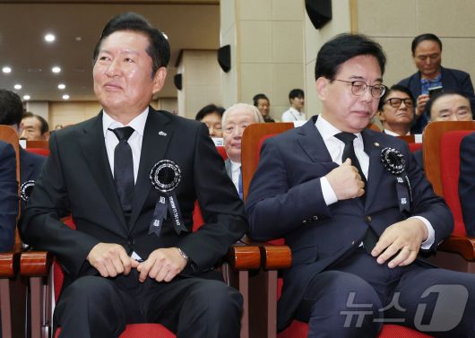 정청래 더불어민주당 대표(왼쪽)와 송언석 국민의힘 비상대책위원장 겸 원내대표가 지난 18일 서울 동작구 국립서울현충원 현충관에서 열린 김대중 대통령 서거 16주기 추모식에 참석해 있다. (공동취재) 2025.8.18/뉴스1 ⓒ News1 박정호 기자