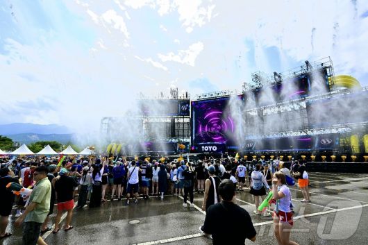 더위가 가시고 가을을 맞이한다는 절기상 '처서'인 23일 강원 속초시 한화리조트 설악 쏘라노에서 ‘워터밤 속초 2025’ 행사가 열리고 있다. (속초시 제공. 재판매 및 DB금지) 2025.8.23./뉴스1 ⓒ News1 신관호 기자